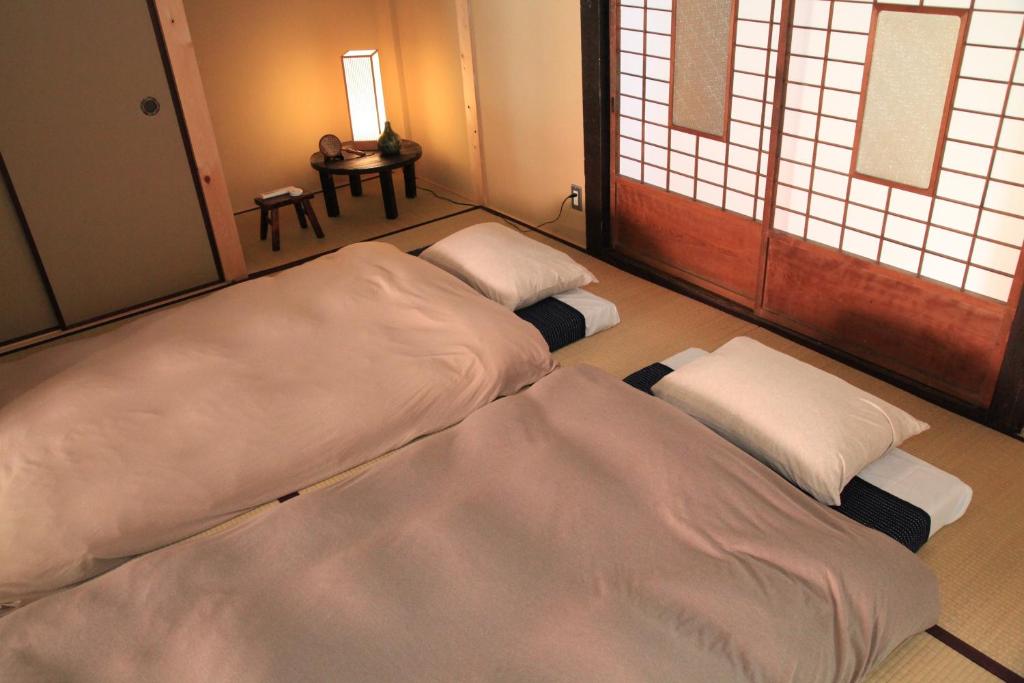 Postel nebo postele na pokoji v ubytování Temari Inn Oitoma