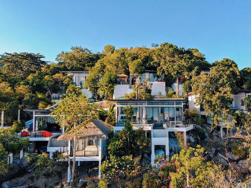 Vue aérienne d'une maison sur une colline dans l'établissement Pahili Pool Villas - SHA Plus, à Koh Tao