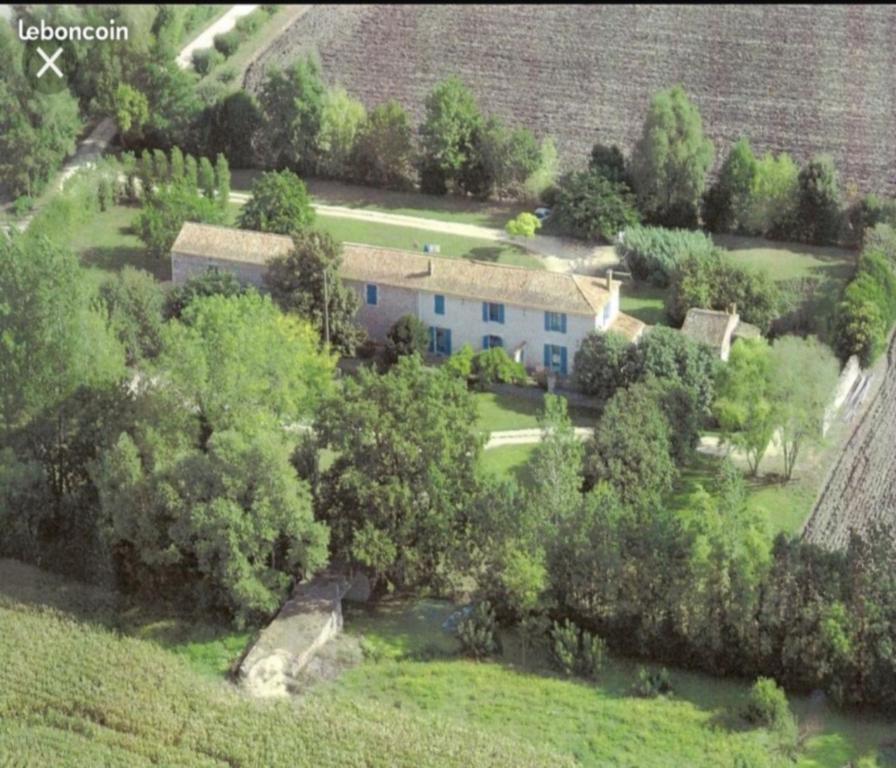 une vue aérienne sur une maison dans un champ dans l'établissement L'ILEAU, à La Taillée