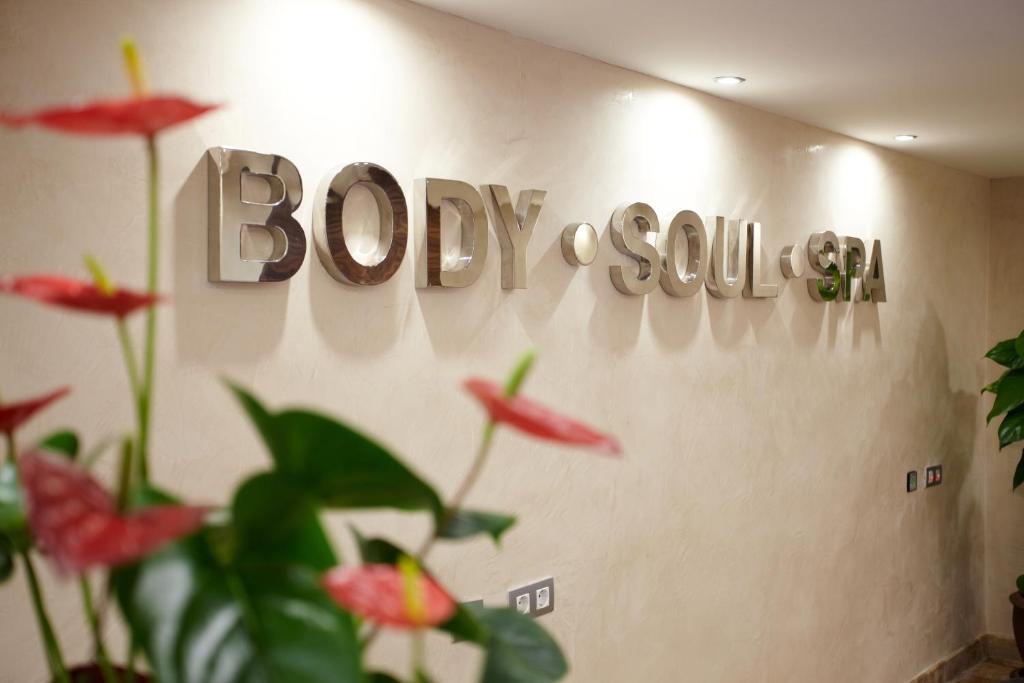 a sign on a wall that says body and soluble at Grupotel Parc Natural & Spa in Playa de Muro