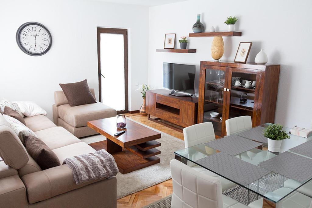 ein Wohnzimmer mit einem Sofa und einem Tisch in der Unterkunft El Tostado in Avila