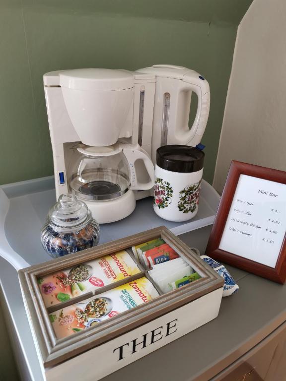 Příslušenství pro přípravu čaje a kávy v ubytování Bed en Breakfast Molenzicht