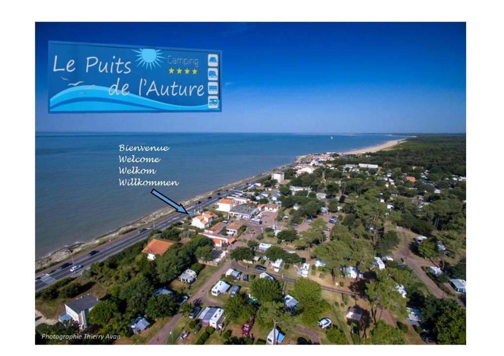 een luchtzicht op de kustlijn van een strand bij Camping Le Puits de l'Auture in Saint-Palais-sur-Mer