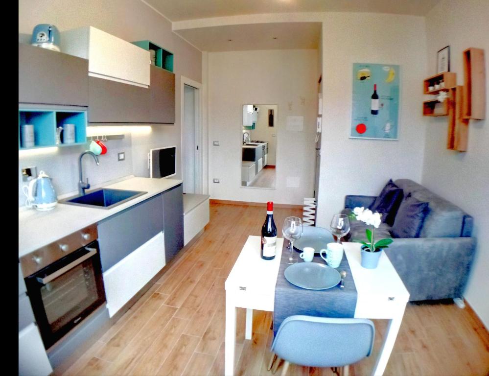 VINHOME Bilocale con garage privato Alba Centro - Departamento