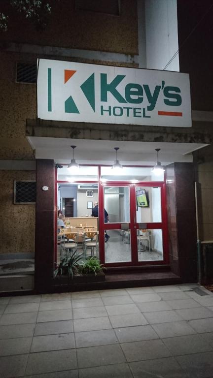 un hotel con un cartello sopra la porta di Hotel KEY´S a Buenos Aires