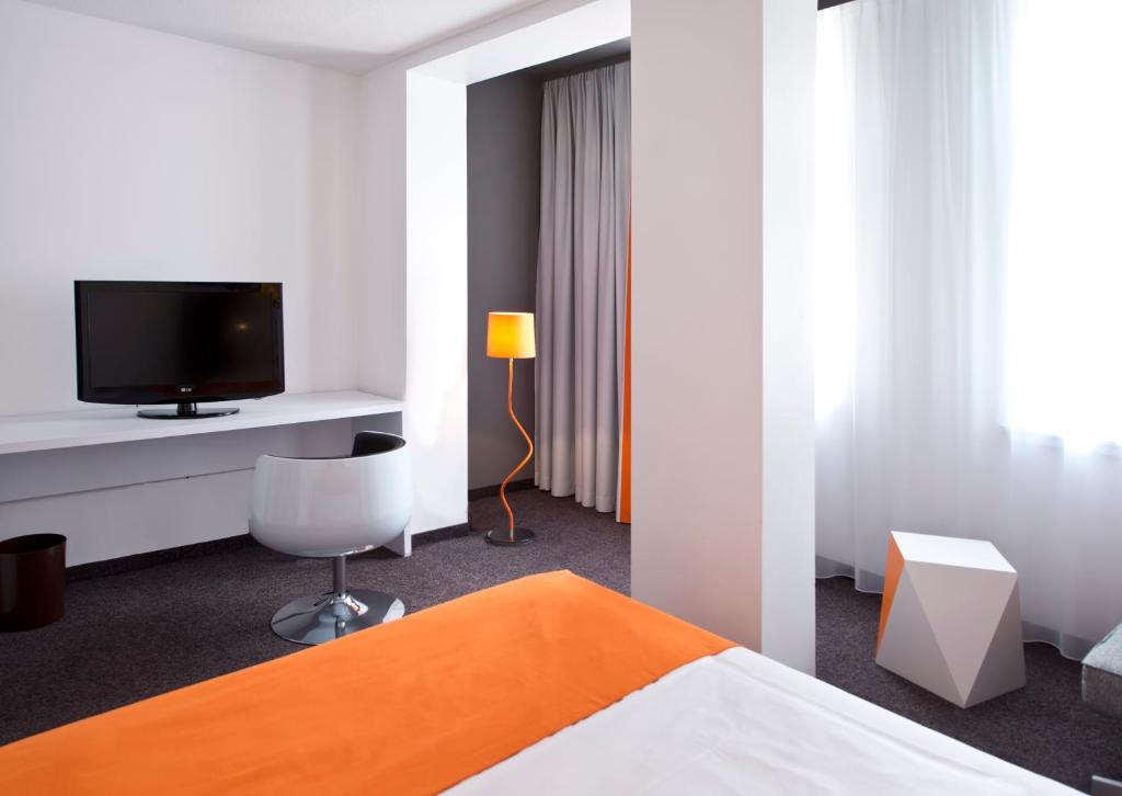 TV a/nebo společenská místnost v ubytování Wyndham Garden Duesseldorf City Centre Koenigsallee