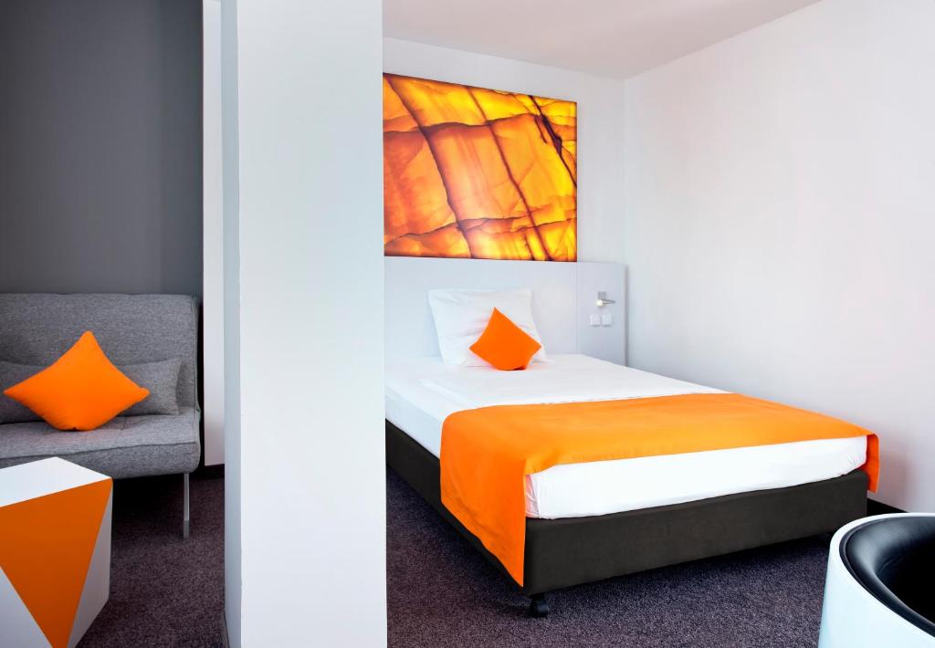 Postel nebo postele na pokoji v ubytování Wyndham Garden Duesseldorf City Centre Koenigsallee