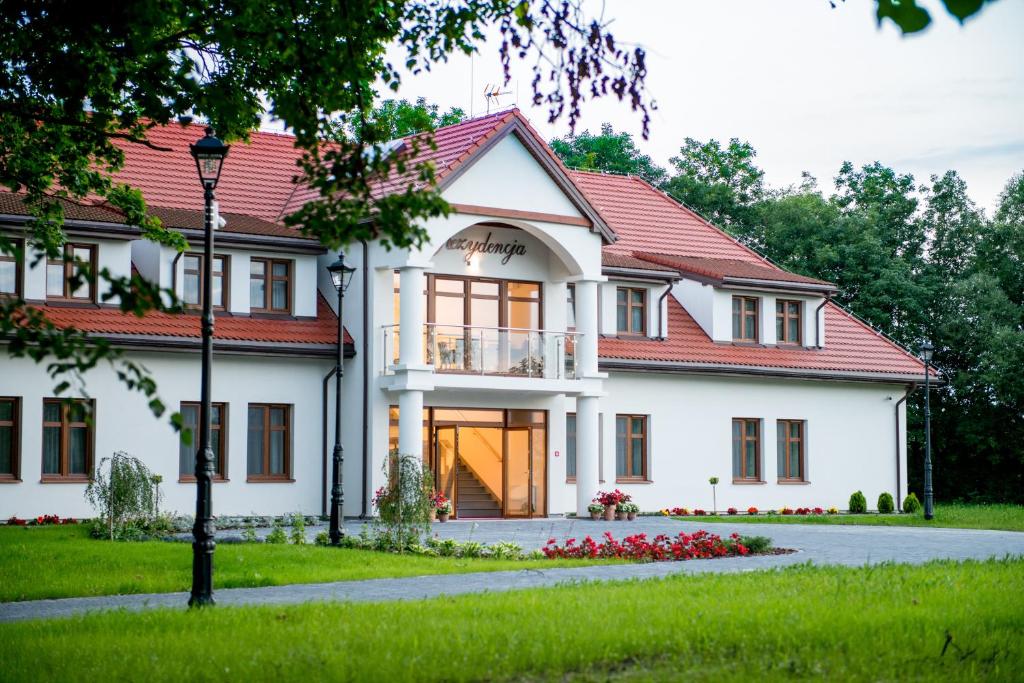a white house with a red roof at Rezydencja Dwór Polski in Bełchatów