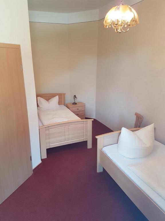 Postel nebo postele na pokoji v ubytování Hotel Garni Dekorahaus