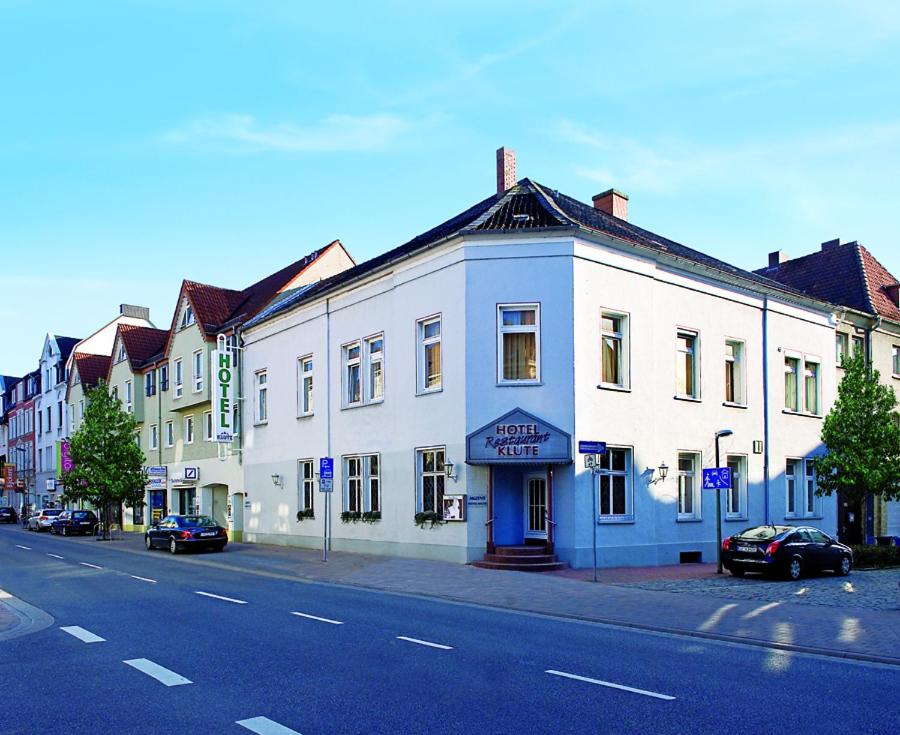 a large white building on the side of a street at Hotel Klute in Osnabrück