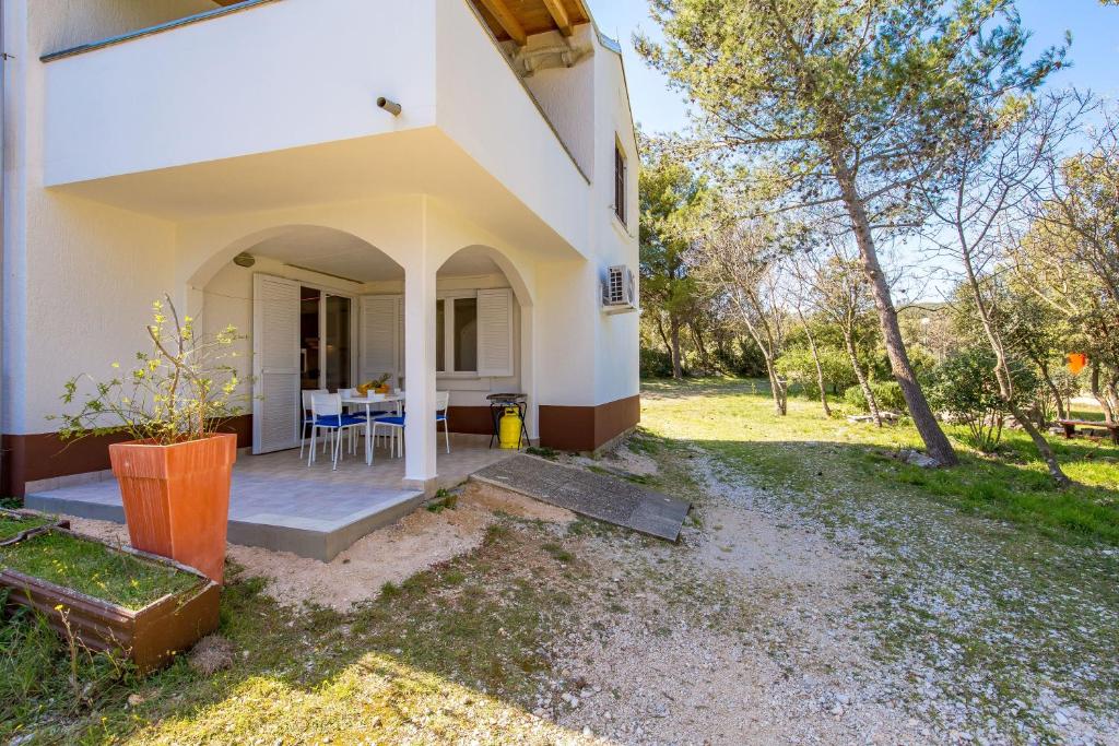 Vonkajšia záhrada v ubytovaní Apartment in pinewood near the sea