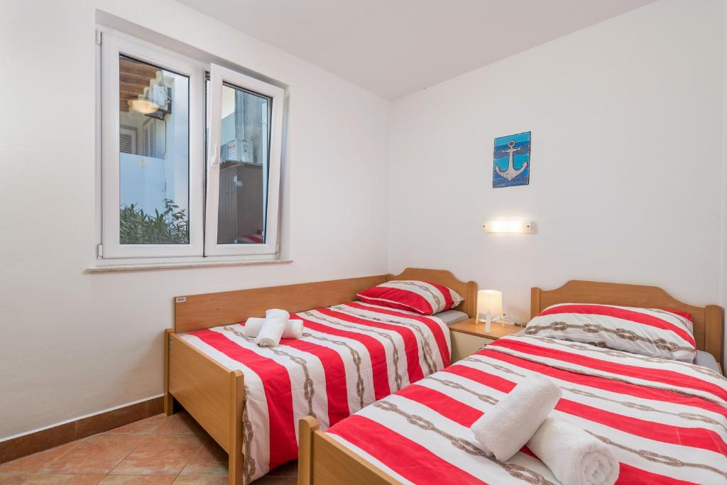 Posteľ alebo postele v izbe v ubytovaní Apartment in pinewood near the sea