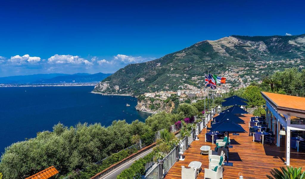 un balcón con vistas a la costa de Amalfi en Hotel Torre Barbara, en Vico Equense
