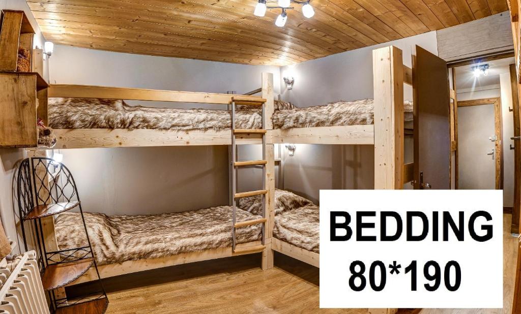 a room with bunk beds with the text bedning at Appartements résidence Roches Rouges in Tignes