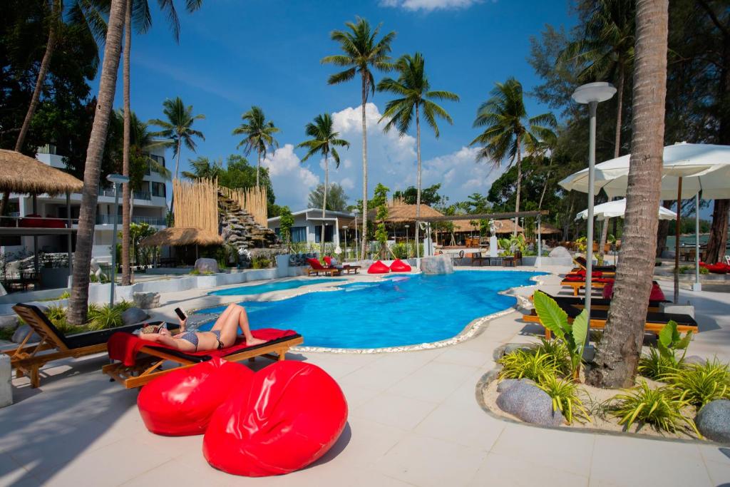 Bazén v ubytování Villa Cha-Cha Krabi Beachfront Resort nebo v jeho okolí