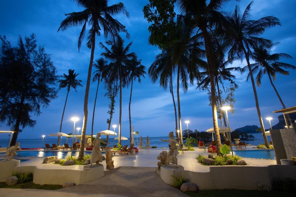 Bazén v ubytování Villa Cha-Cha Krabi Beachfront Resort nebo v jeho okolí
