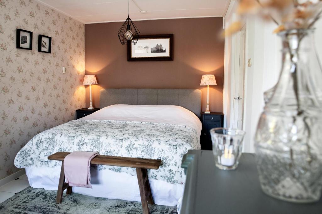 Un pat sau paturi într-o cameră la Het Ankertje (Oosterhaven)