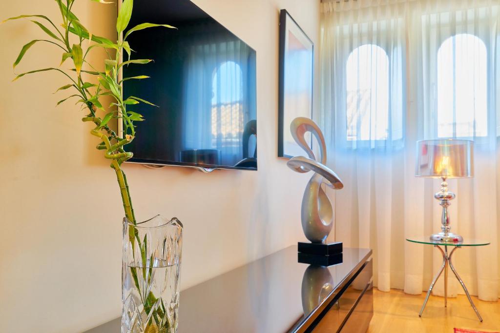 Televízia a/alebo spoločenská miestnosť v ubytovaní iloftmalaga Premium Calle Nueva