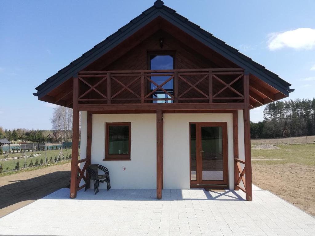 ein kleines Haus mit Dachschräge in der Unterkunft Domek na Mazurach RoJo, Polska Wieś 26H in Mrągowo