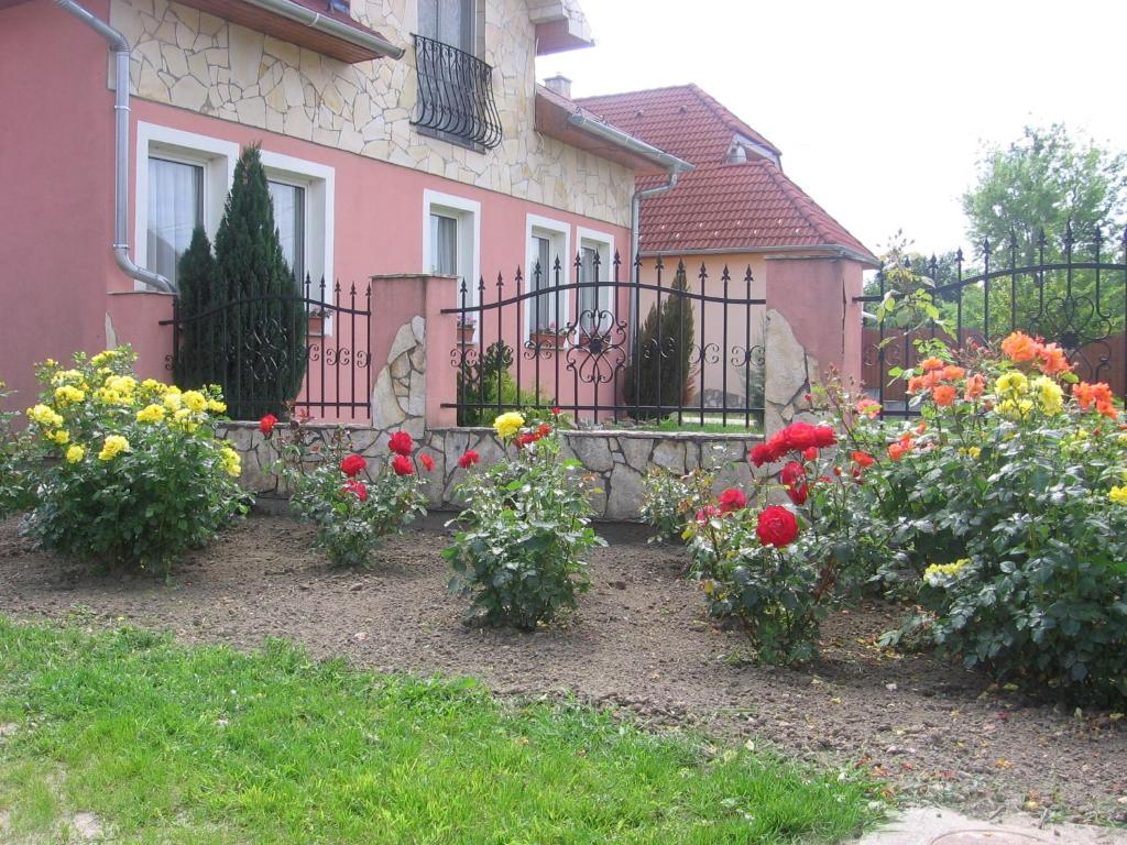 A garden outside Bodzavirág Apartman