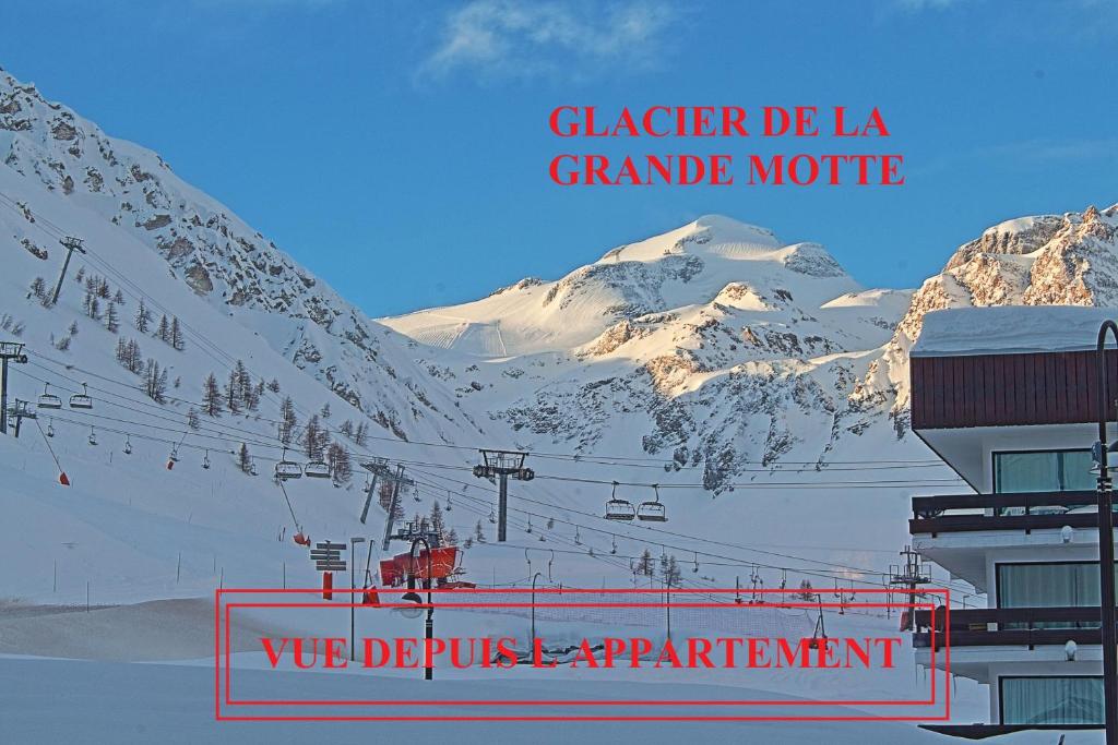a snow covered mountain with a ski lift at Appartements résidence Roches Rouges in Tignes