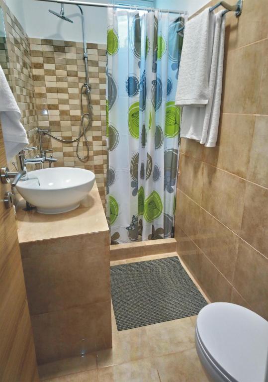 Koupelna v ubytování JK's GUESTHOUSE KARDAMAINA