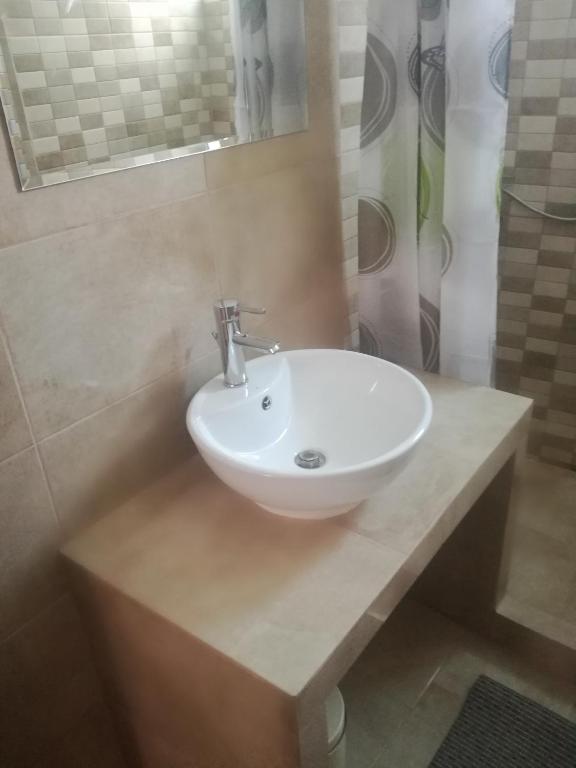 Koupelna v ubytování JK's GUESTHOUSE KARDAMAINA