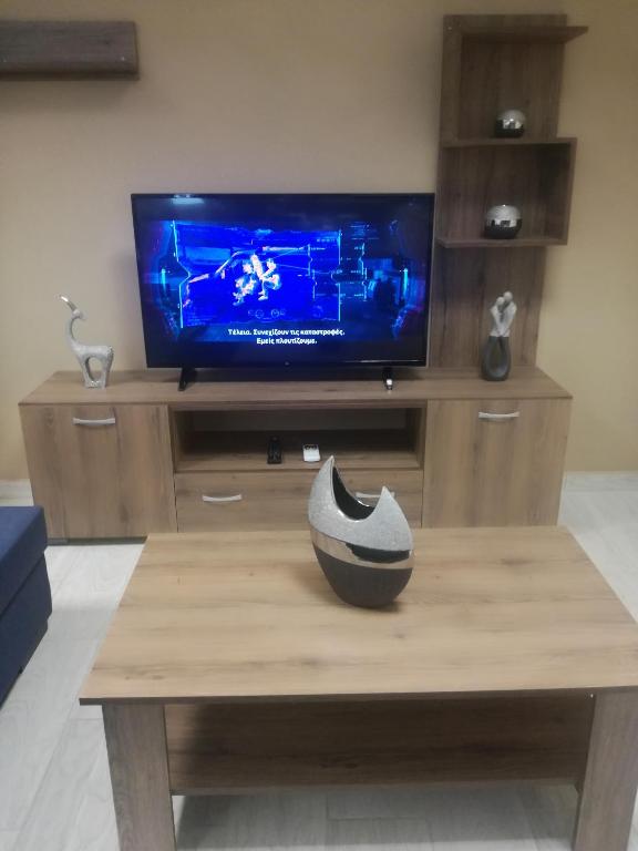 TV a/nebo společenská místnost v ubytování JK's GUESTHOUSE KARDAMAINA