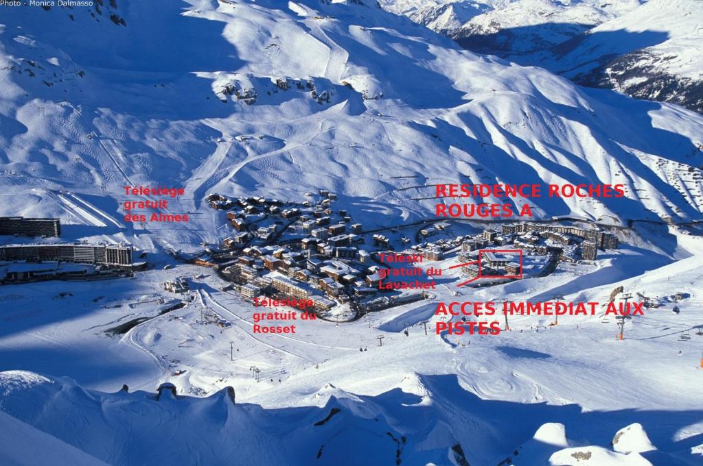 a ski resort in the snow on a mountain at Appartements résidence Roches Rouges in Tignes