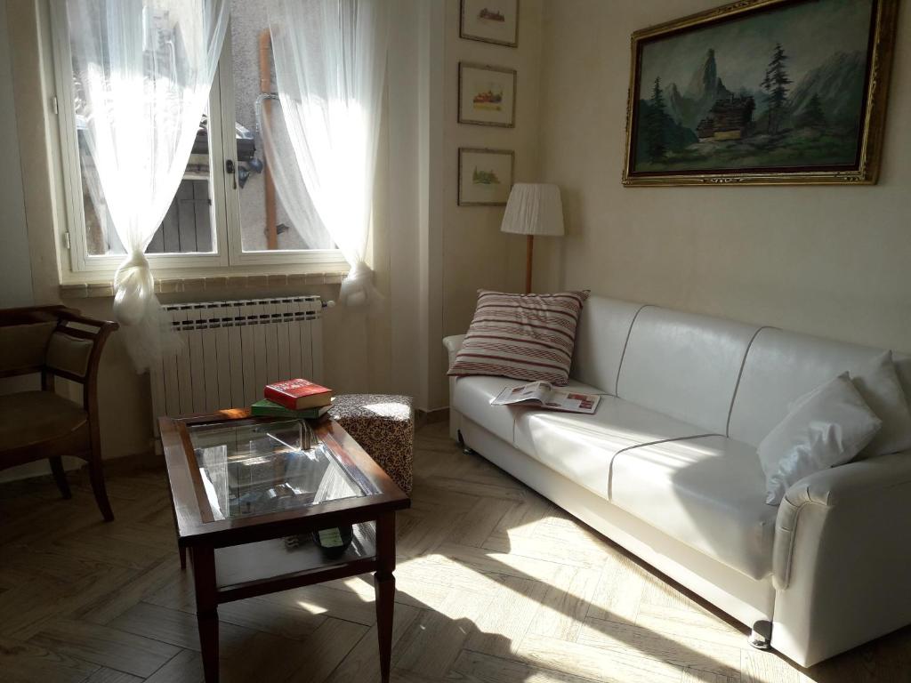 A seating area at Cà del borgo Historic Village