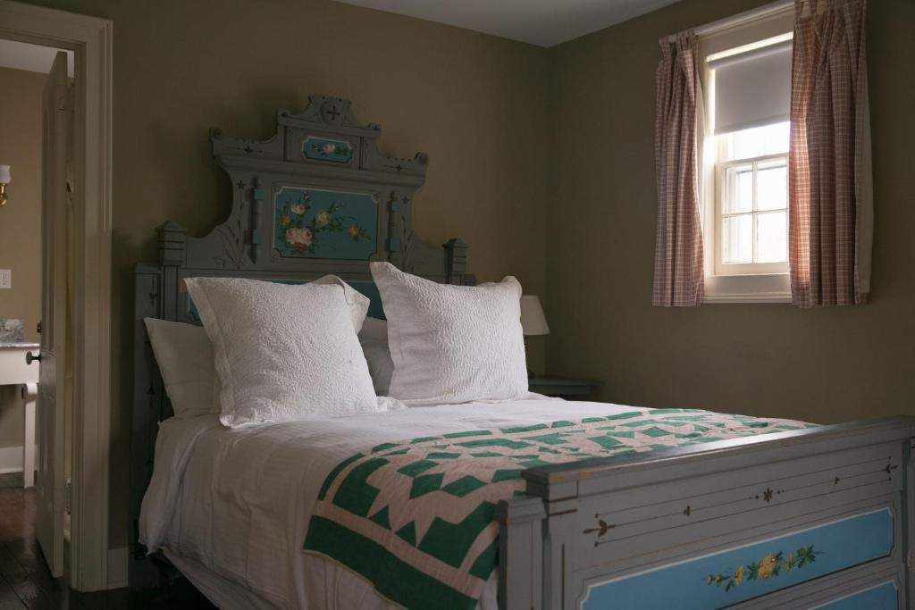 Postel nebo postele na pokoji v ubytování Bridgehampton Inn