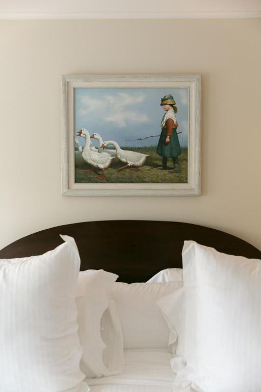 Postel nebo postele na pokoji v ubytování Bridgehampton Inn