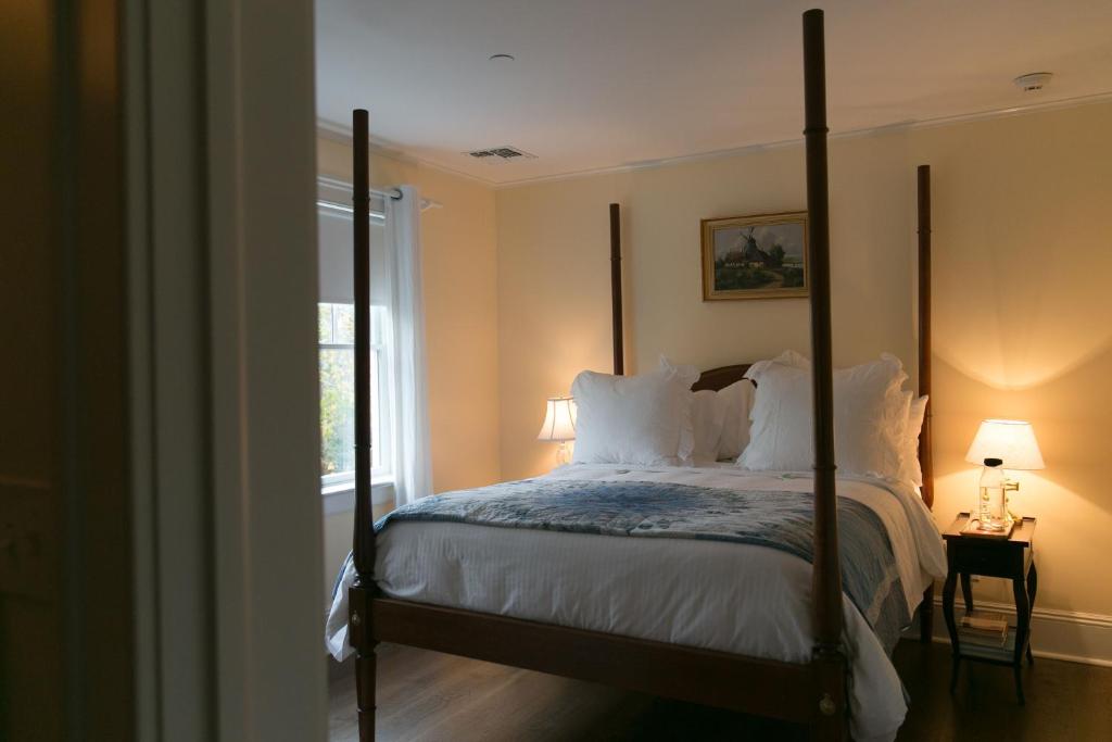 Postel nebo postele na pokoji v ubytování Bridgehampton Inn