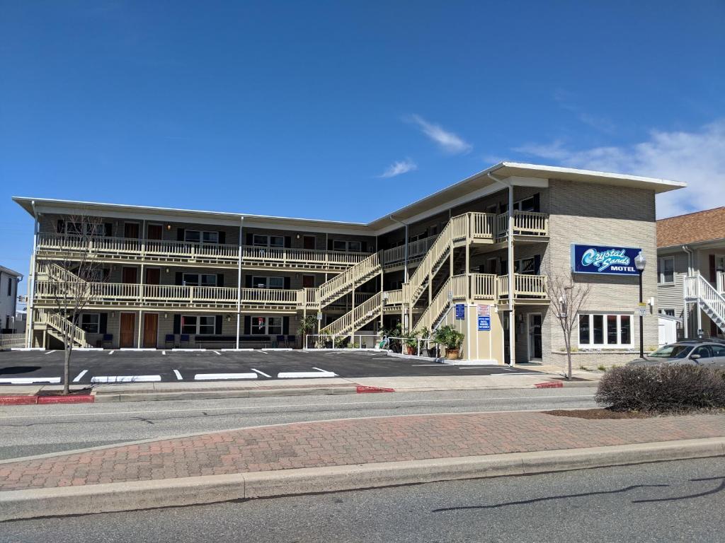 um parque de estacionamento vazio em frente a um edifício em Crystal Sands Motel em Ocean City