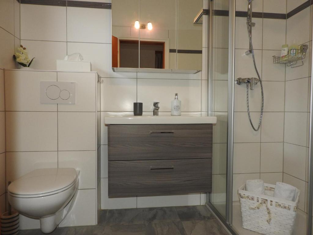 łazienka z toaletą, umywalką i prysznicem w obiekcie Warmbad Apartments w Villach