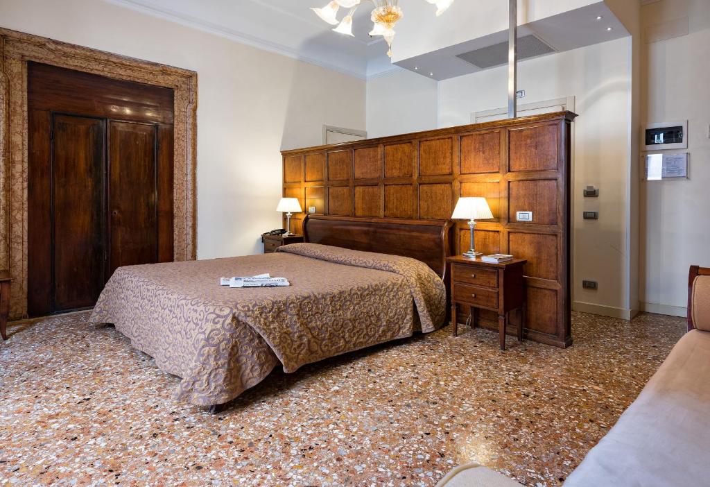 Postel nebo postele na pokoji v ubytování Hotel Dell'Opera
