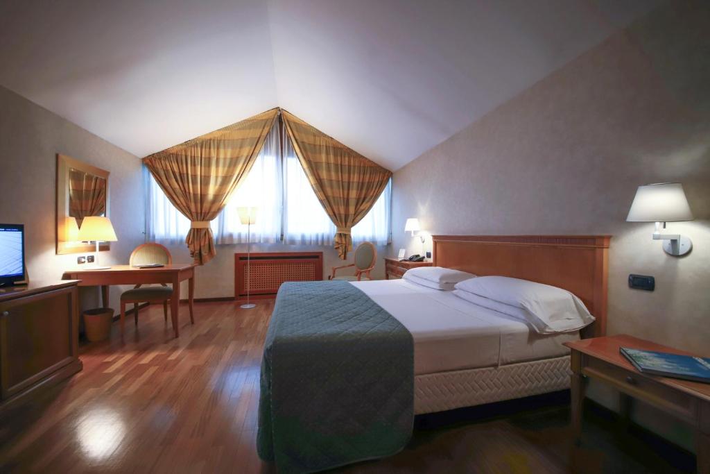 Postel nebo postele na pokoji v ubytování Monica Hotel Fiera