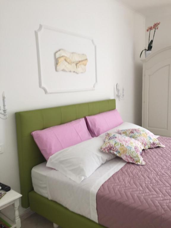 Postel nebo postele na pokoji v ubytování Sorrento Penthouse Suites