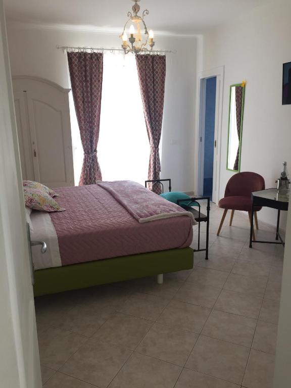 Postel nebo postele na pokoji v ubytování Sorrento Penthouse Suites