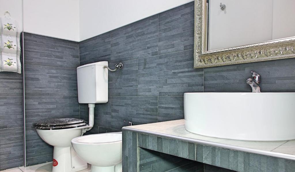 A bathroom at L'Antenna