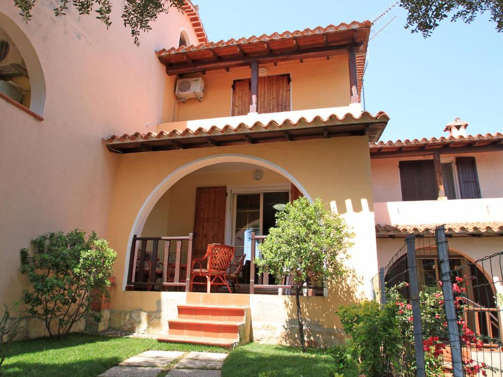サンタ・マルゲリータ・ディ・プーラにあるHoliday Home Is Molas by Interhomeの前方にアーチのある家