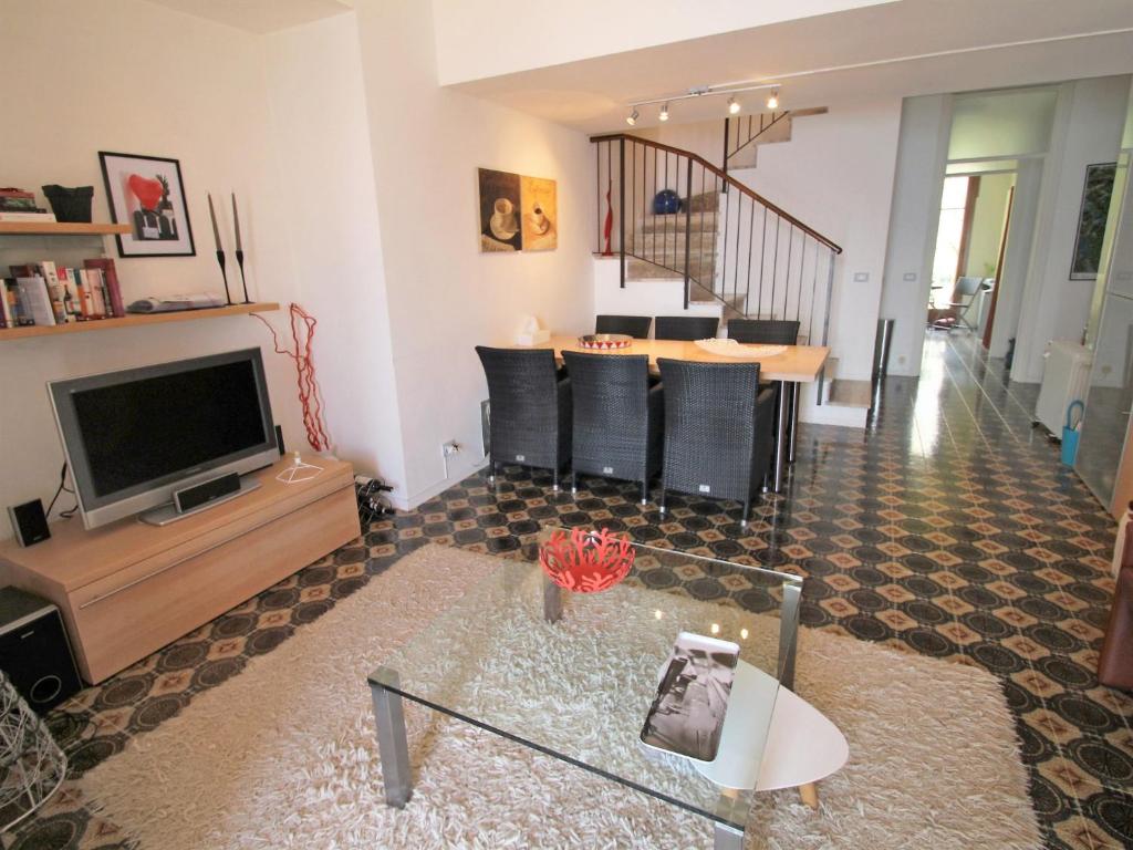 salon z telewizorem i stołem w obiekcie Apartment Residenza del Pascià by Interhome w mieście Oggebbio