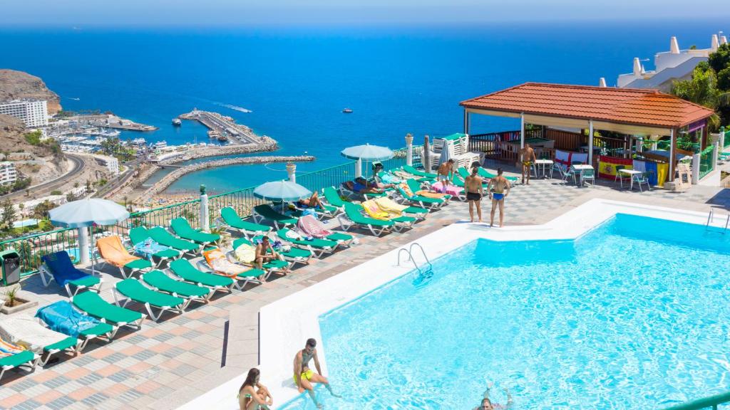 The swimming pool at or close to Apartamentos Monteparaiso