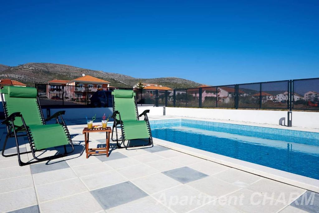 Bazén v ubytovaní Luxury apartment Charm with pool alebo v jeho blízkosti