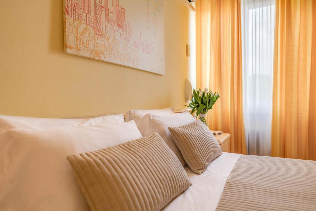 Łóżko lub łóżka w pokoju w obiekcie Hotel Massimo