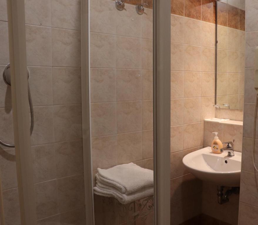 A bathroom at The Center Of Rome B&B