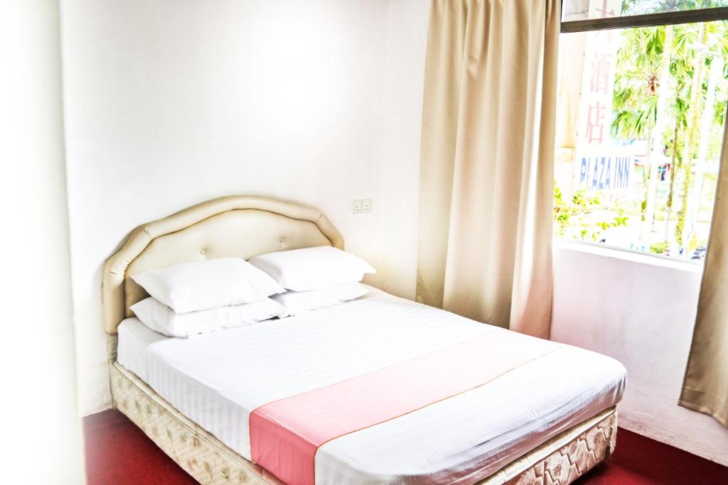 Postel nebo postele na pokoji v ubytování Plaza Inn