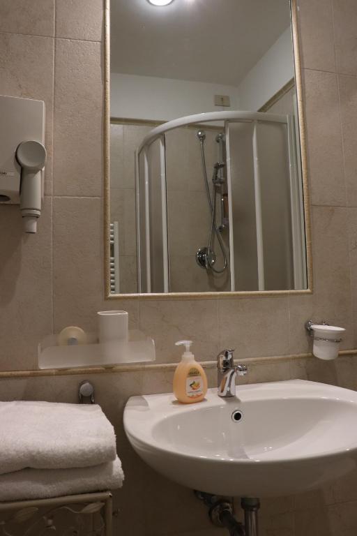 A bathroom at The Center Of Rome B&B