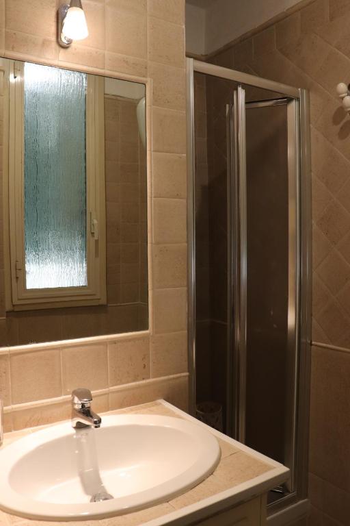 A bathroom at The Center Of Rome B&B