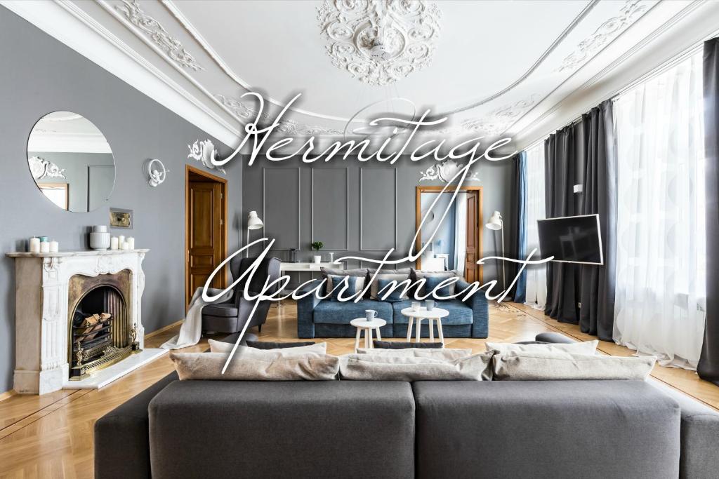 聖彼得堡的住宿－Hermitage Apartment 180m2，客厅配有灰色的沙发和吊灯。